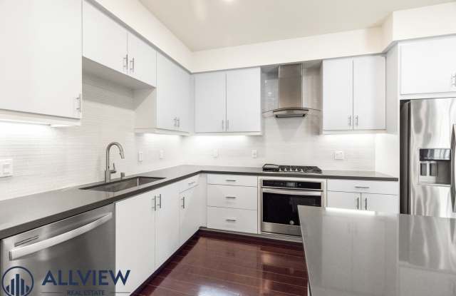 Welcome to this modern 2 bed/2 bath home at The Central Park West! Gallery 1