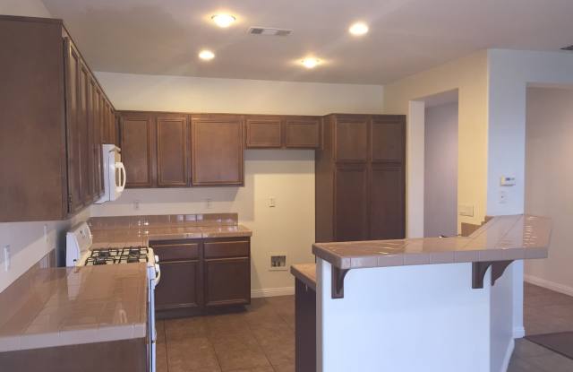 3Bd / 2.5Ba + DEN & Loft! Snowbell Ln. (92553) Gallery 4