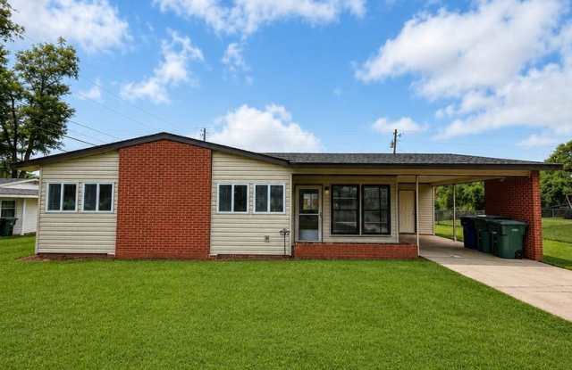 Completely Remodeled 4BR Home Steps from Alabama A&M University | Fenced Yard | Section 8 Welcome Gallery 3