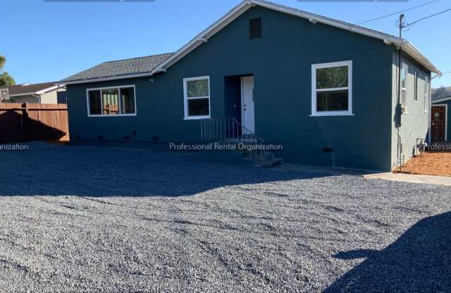 Country property minutes from downtown Petaluma Gallery 1