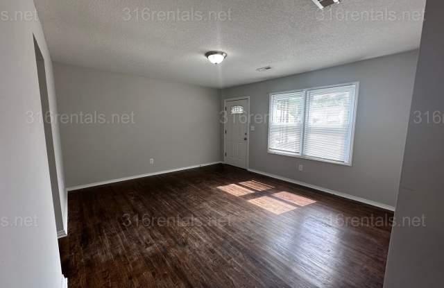 $950 - 2 bedroom / 1 bathroom - Home with a fenced yard and garage! Gallery 4
