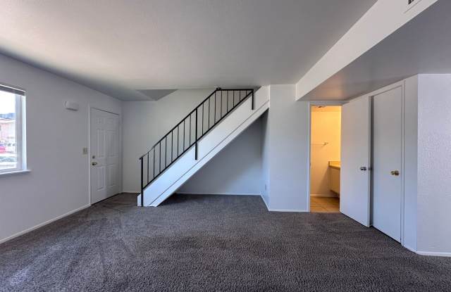 2 BED 2 BATH TOWNHOME NEAR THE I-15 AND CHEYENNE Gallery 4