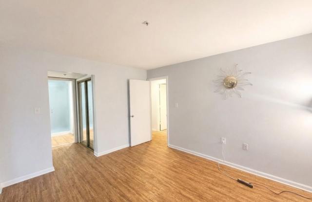 Beautiful Garden Style Condo with Parking Gallery 3