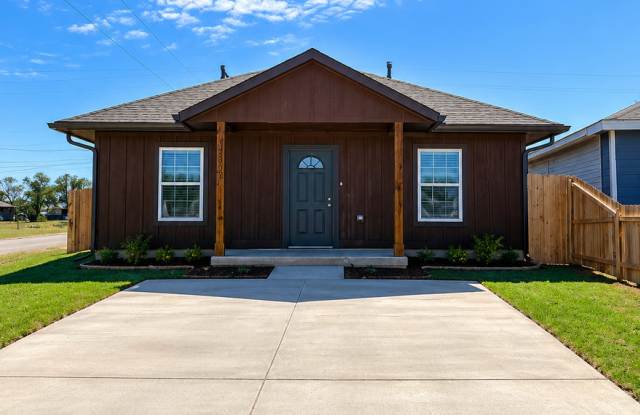 Charming 2-Bedroom, 2-Bath Cottage in Lawton – Convenient Location! Gallery 1
