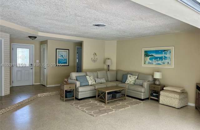 1241 Manor Dr Gallery 4