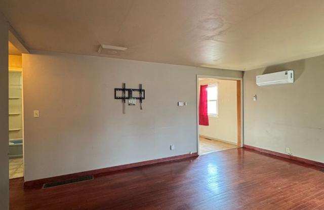 Cozy 2-Bedroom Pet-Friendly Home for Lease Gallery 3