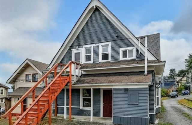 Limited-Time Offer: $25 Application Fee, Apply Today! Large 6 Bedroom House Available in August!! Gallery 3