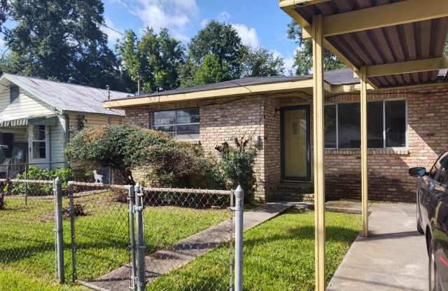 Spacious 4 Bedroom, 2 Bath House Available Now! photos photos