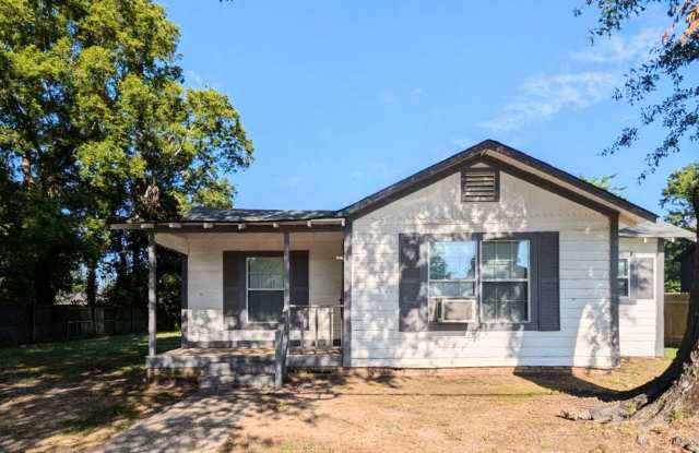 Available Now! 2 bedroom on Arkansas Side - 1115 Arkansas Street, Texarkana, AR 71854