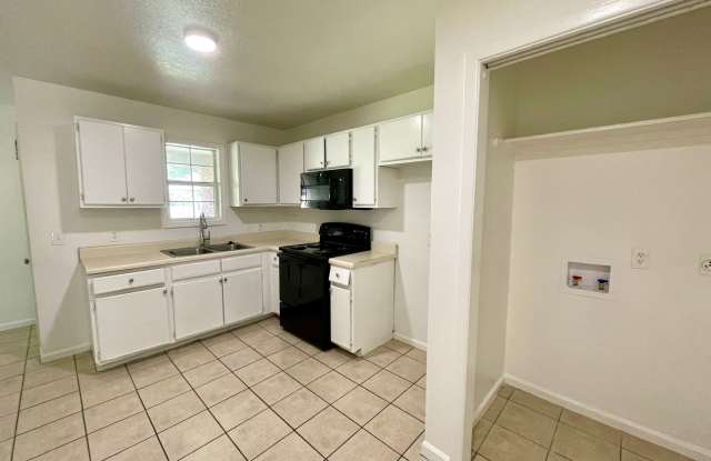 3 Bedroom / 1 Bath in Apartment in Truman Available Now! Gallery 4