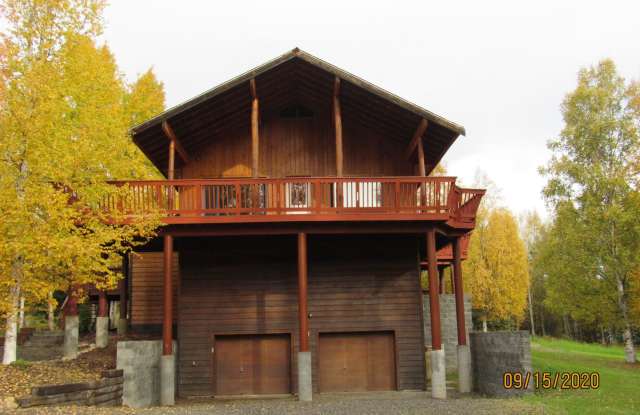 Gorgeous! 4-bedroom house with massive yard, deck, and garage + pet friendly Gallery 3