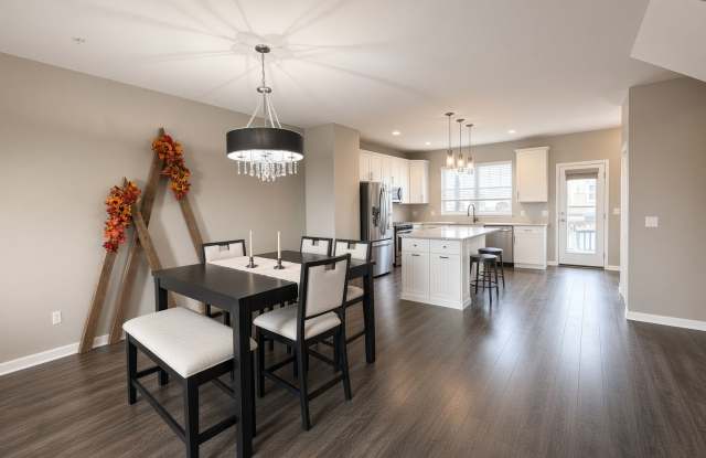 Beautiful 3Bed 2.5Bath Townhome in Apple Valley Gallery 1