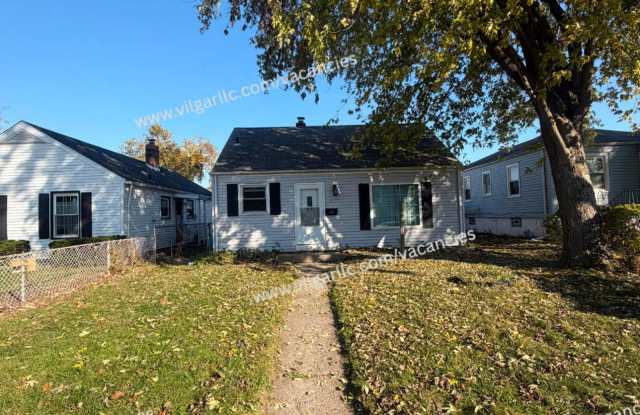 3 large bedrooms, 2 full bathrooms, spaces rec room, oversized/dual purpose living, kitchen with breakfast nook area, fenced in yard & more…. Gallery 1