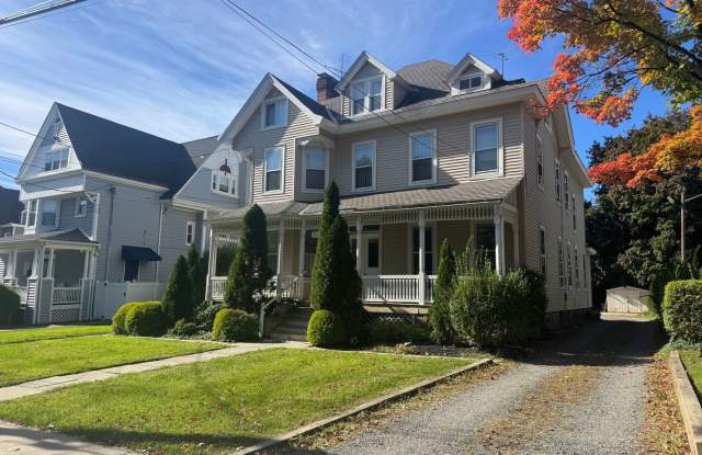 Charming Victorian Apartment in the Heart of Princeton! Gallery 3