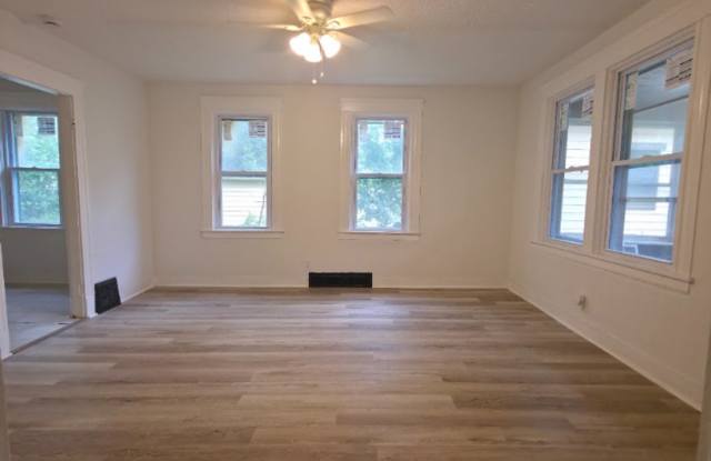 Single Family Home 2 beds 1 bath Available Now! Gallery 4
