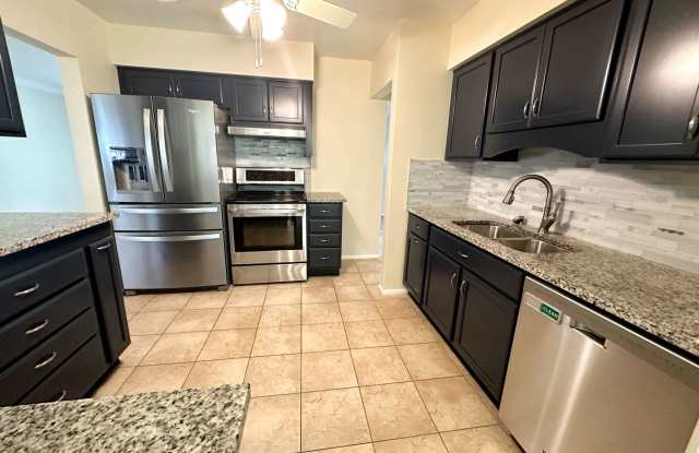 Spacious 3BR Home with Pool, Huge Florida Room & Fenced Yard Gallery 4