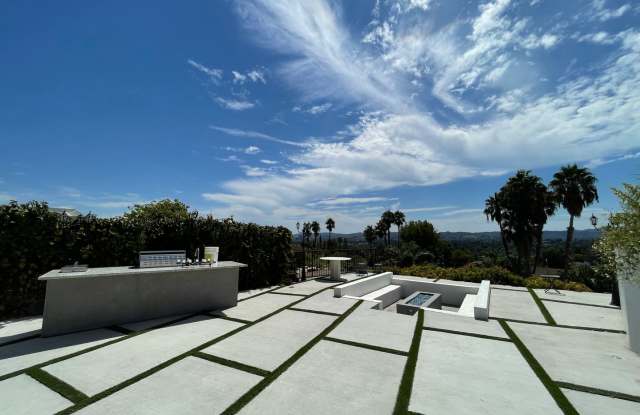 Stunning 4B+2.5B Indoor/Outdoor Living Home in West Hills photos photos