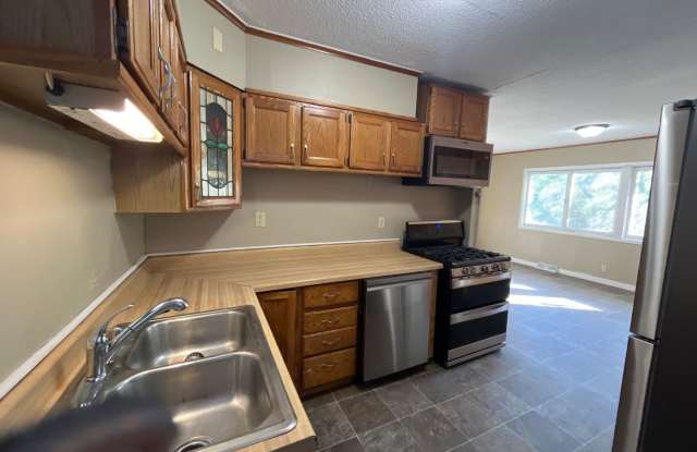 4 bedroom, 2 bathroom home in the peaceful community of Mahtomedi access to White Bear Lake photos photos