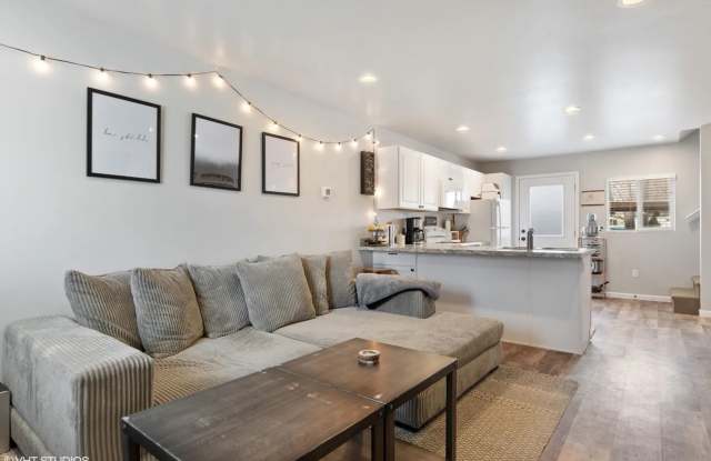 2B/1.5BA Duplex for Rent Gallery 3
