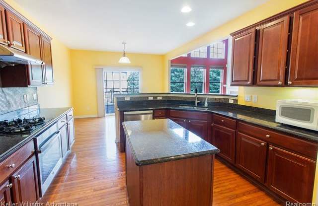 49095 FREESTONE Drive Gallery 4