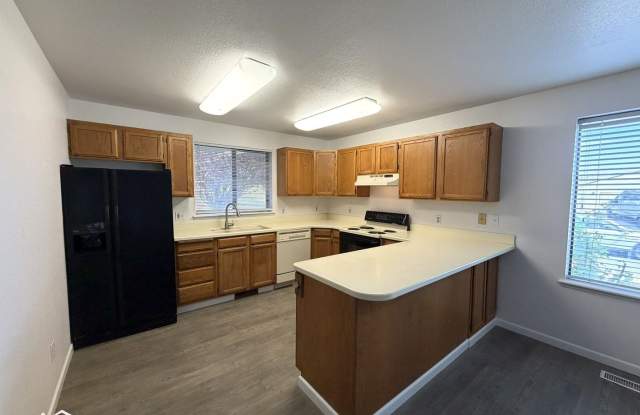 Hilltop 3-Bedroom Home with Scenic Orchard Views Gallery 4