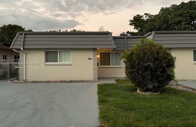 7407 NW 76th Ct photos photos