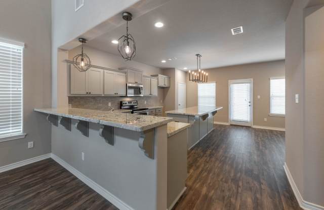 Beautiful 5 Bed/5.5 Bath House @ The Revelry off Holleman! Gallery 4
