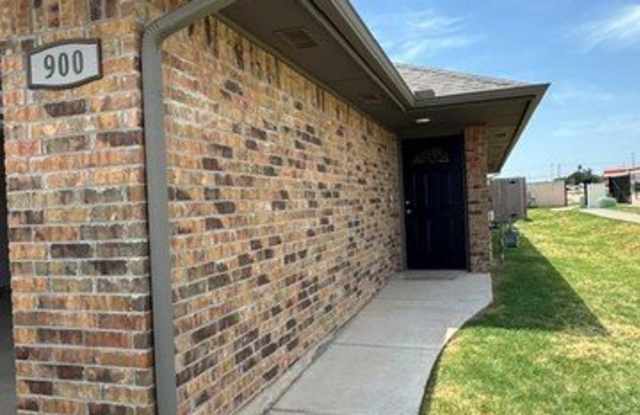 900 Coles Creek Gallery 1