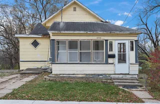 1806 E Main St - 1806 East Main Street, Ottumwa, IA 52501