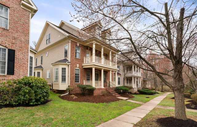 Stunning 4 level detached home close to the Mosaic District in Fairfax! Gallery 3