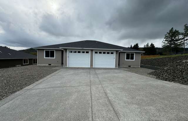 Green Area 3-Bedroom, 2-Bath Duplex with Garage photos photos