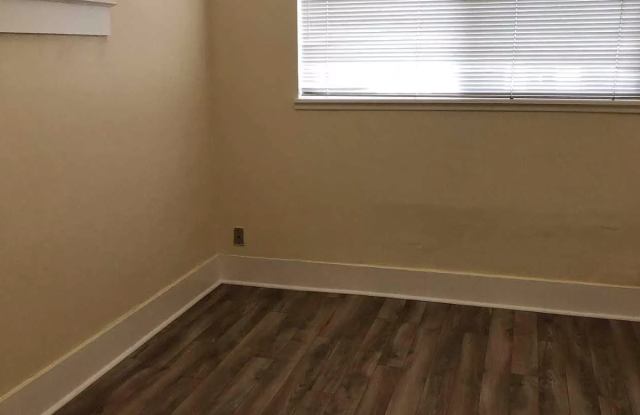 4402 Woodland Park Avenue North Gallery 3