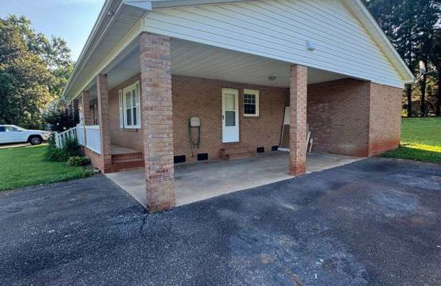 Stylish 2 Bed / 2 Bath One‑Level Living with Large Yard & Carport Gallery 3
