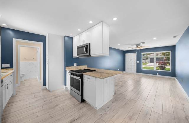 Renovated 3 Bed, 2 Bath Annual Rental in Naples Park Gallery 1
