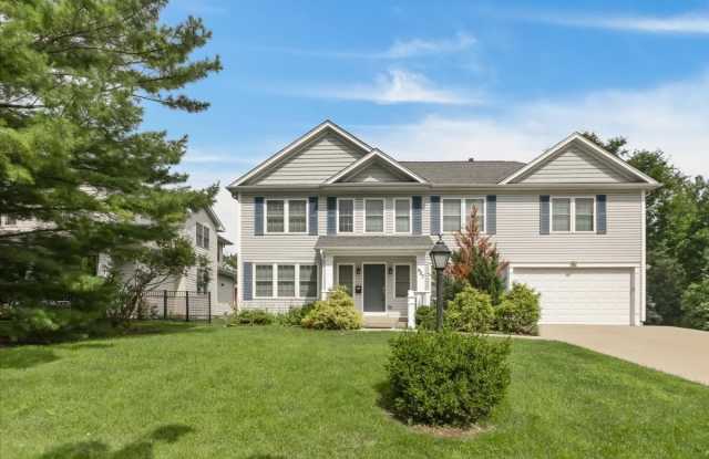 927 S CHARLOTTE Street - 927 South Charlotte Street, Lombard, IL 60148