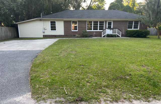 Cute three bedroom house available in Shell point - 3009 Hickory Street, Shell Point, SC 29906