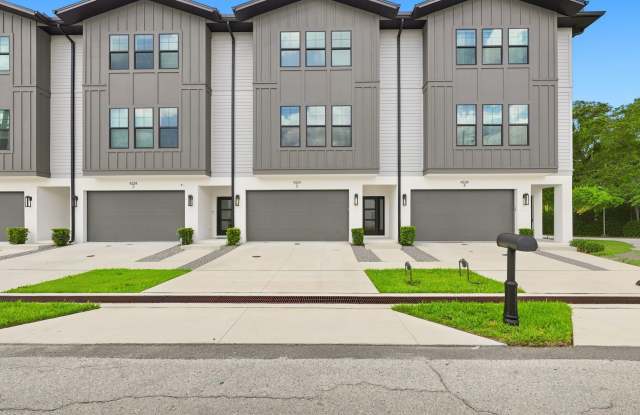 Gorgeous 4/3.5 Custom 3 Story Townhome Gallery 3