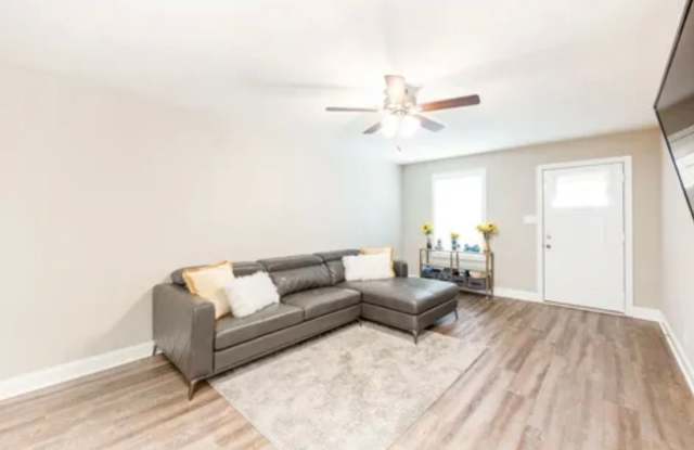 3 Bedroom Pet Friendly Home For Rent - Fenced Back Yard! Gallery 4