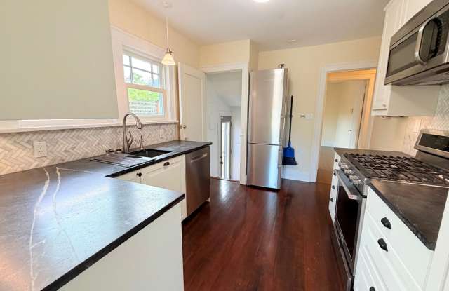 Charming Craftsman in Phinney Ridge - AVAILABLE NOW! Gallery 4
