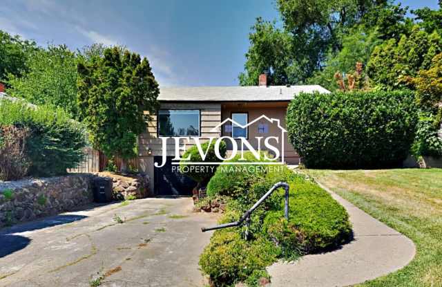 Charming 3-bedroom home with large fenced backyard and Washer/Dryer – Minutes from Yakima Valley College! photos photos