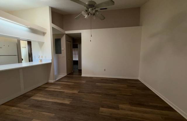 Cozy two bedroom condo, DeBary Gallery 3