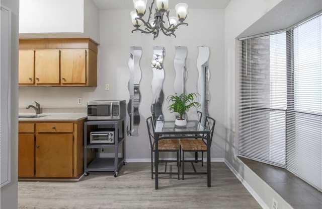 Furnished 1x1 North Campus Apartment on Guad Gallery 3