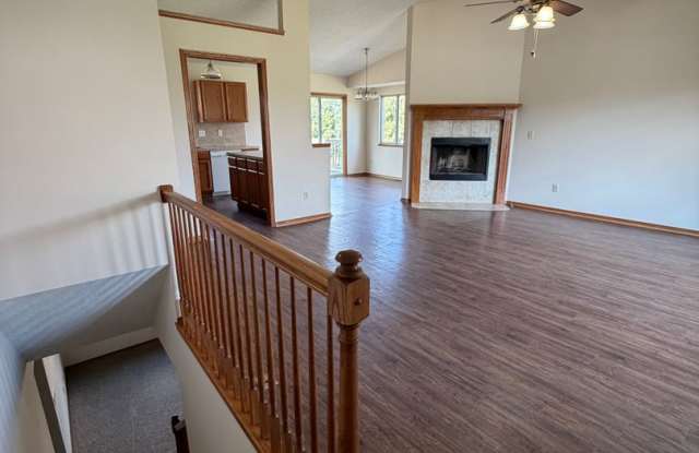 11818 W Wilkinson Ct - 3 Bedroom, 3 Bathroom Home with 3 Car Garage - $1,895 Gallery 3