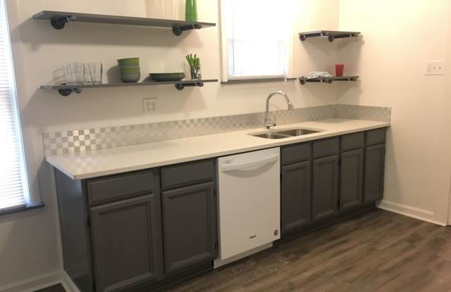 SPACIOUS 4 BEDROOM IN THE HEART OF OAKLAND - AVAILABLE FOR AUGUST photos photos