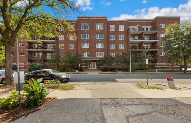 River Mill Condo in Des Plaines Available Now! 2 Bed / 2 Bath / Heated Parking! Available November 15th! - 1675 Mill Street, Des Plaines, IL 60016