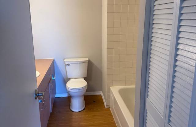 Studio, 1 Bath with Balcony Apartment - Ready for Move in! Gallery 4