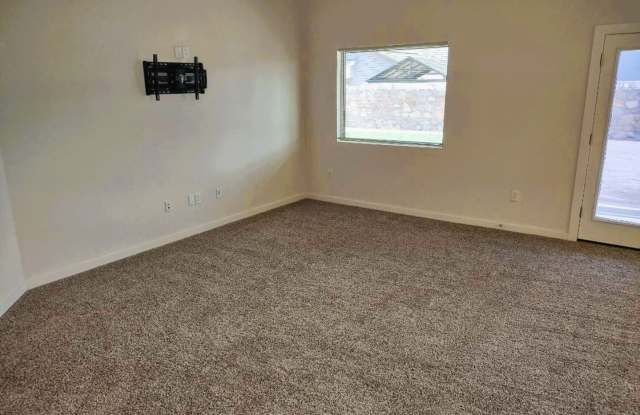 Fabulous Single Level Eastside Home With Refrigerated Air Located In Quiet Neighborhood Gallery 4