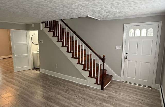 3 Bedroom End-Unit Near Downtown Easton | Heating, Water & Lawn Care Included Gallery 3