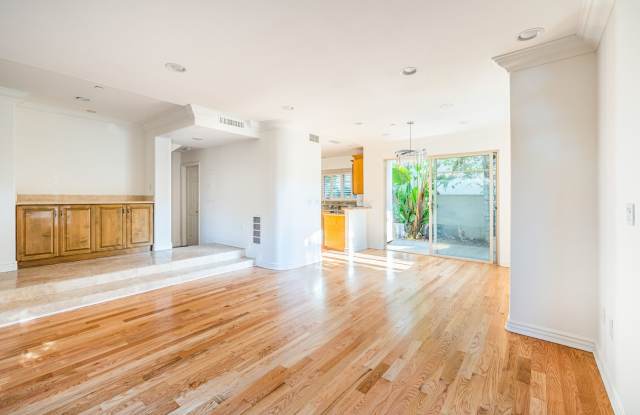 Beautiful 2 bedroom 2.5 bath Santa Monica Townhome - 1111 10th Street, Santa Monica, CA 90403