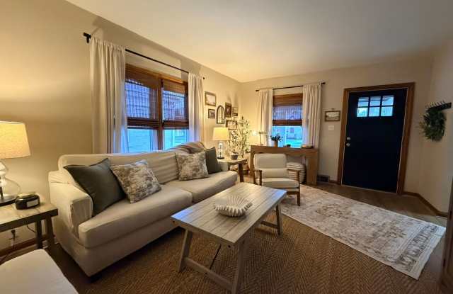 AVAILABLE NOW | Furnished 4BR Home Steps from University of Evansville | Utilities + Wi-Fi Included Gallery 3